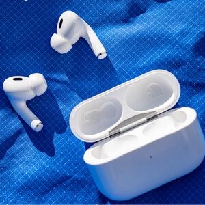 Apple White On-Ear Headphones with Noise Isolation